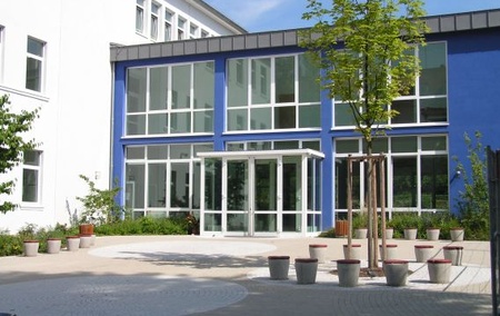 Vinzentinum - Eingang zur Schule