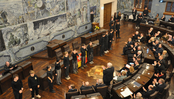 Tanzperformance der Klasse 8 im Rathaus: Gedenken an die Bombennacht des 16. März 1945