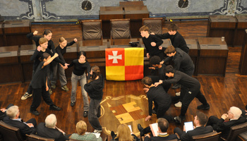 Tanzperformance der Klasse 8 im Rathaus: Gedenken an die Bombennacht des 16. März 1945